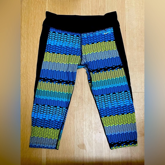 Nike Pants - Nike Capri‎ Leggings Size M